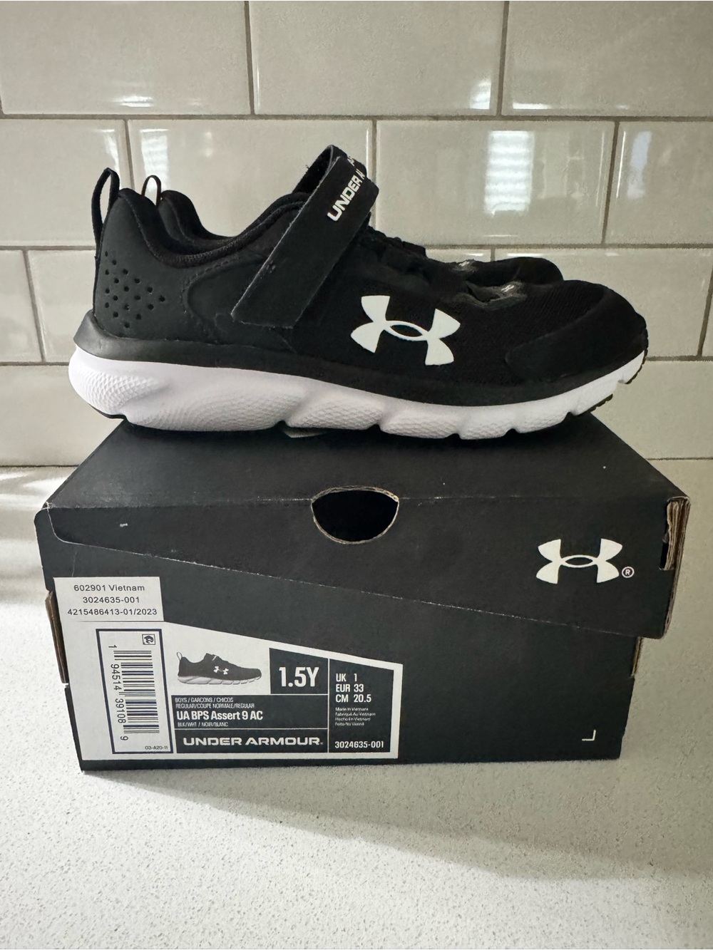 Under Armour Black and White Kids size 1.5 Boys Sneakers.